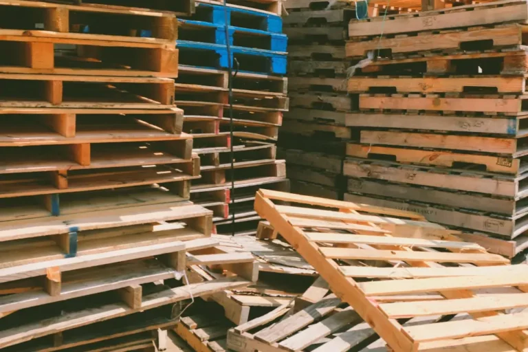 Palets de madera sostenible reutilizados para la fabricación de muebles ecológicos