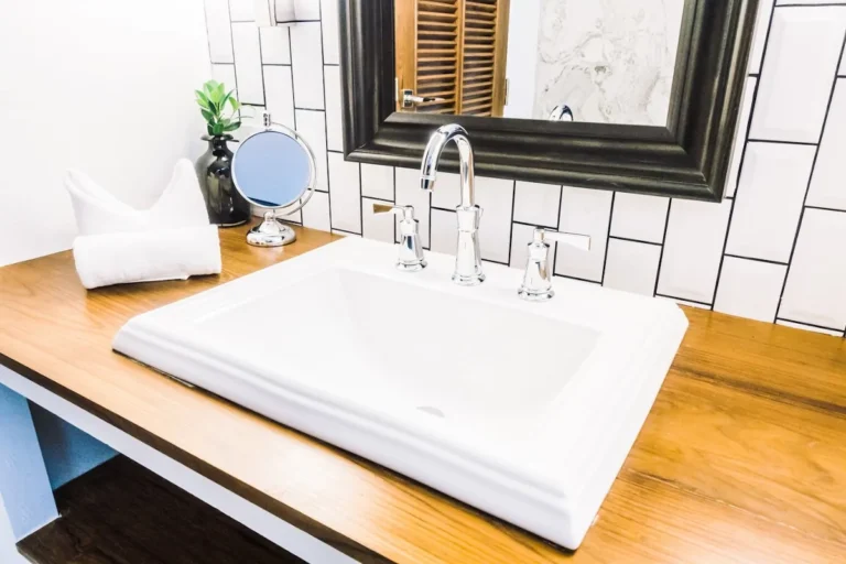 Mueble de lavabo a medida con cajones integrados