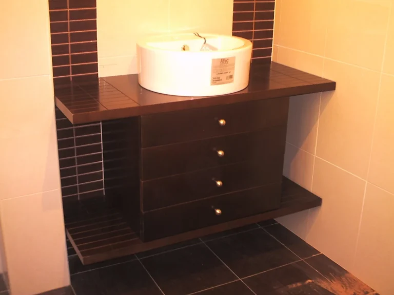 Mueble de baño a medida bajo el lavamanos