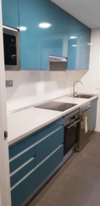 Cocina moderna con muebles baratos