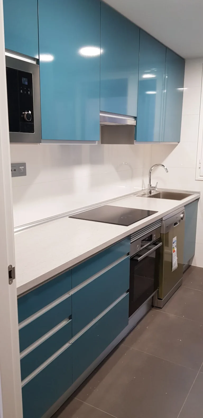 Cocina moderna con muebles baratos