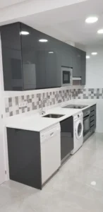 Cocina moderna con muebles de madera