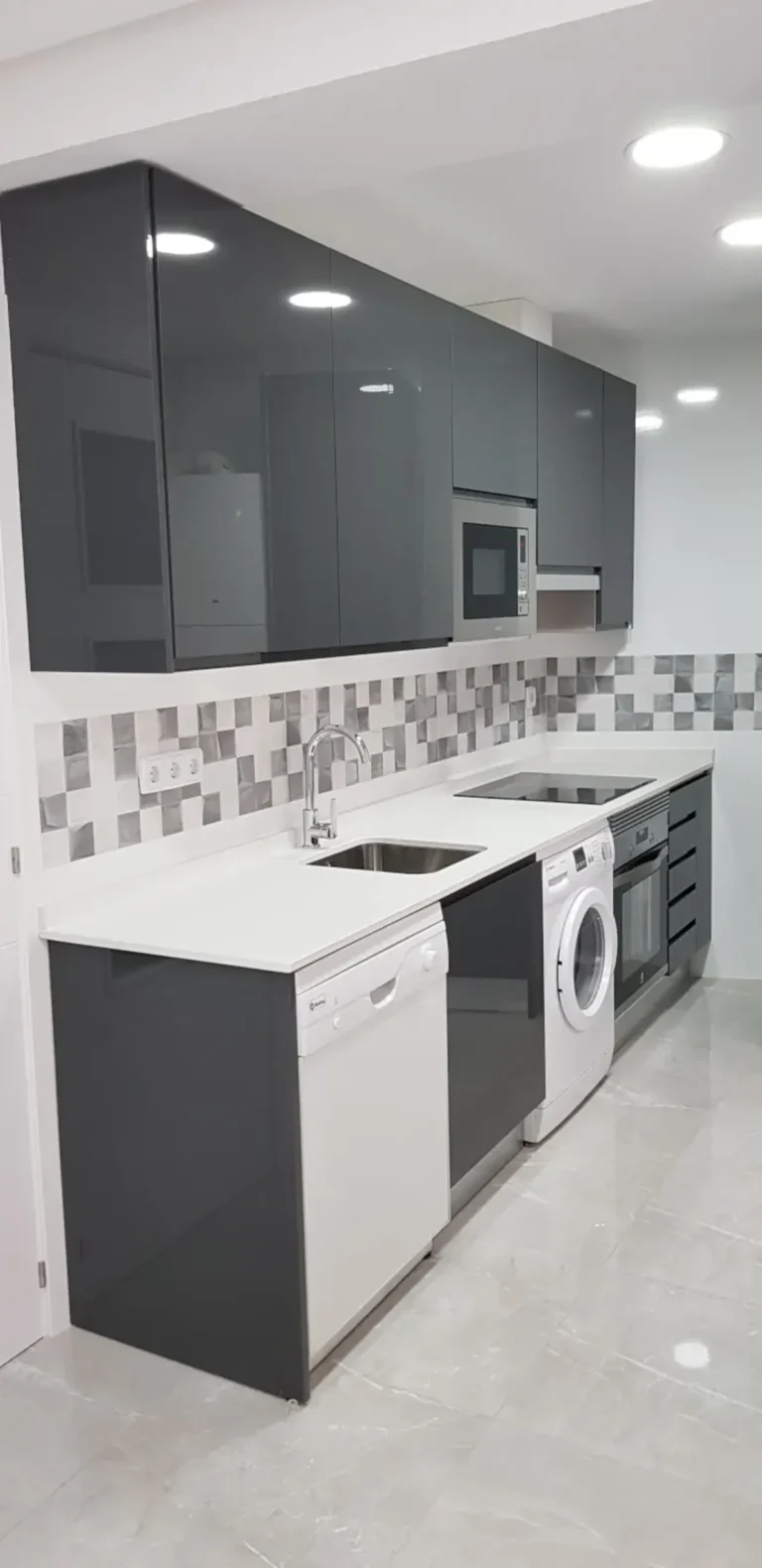 Cocina moderna con muebles de madera