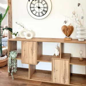 Pasillo estrecho con suelo de madera