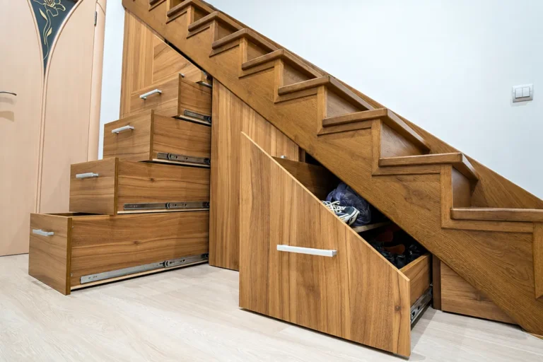 Mueble bajo escalera de madera con módulos extraíbles