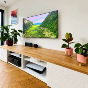 Mueble de TV a medida con encimera de madera y almacenaje