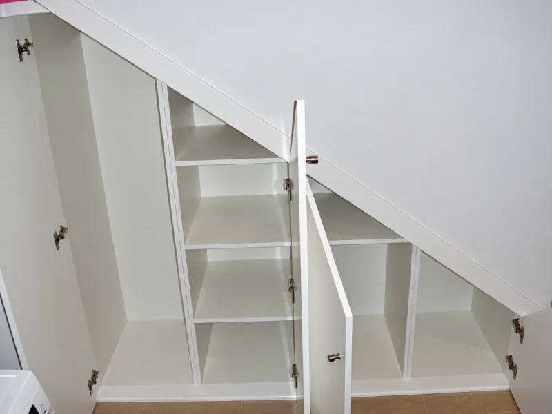 Armario blanco bajo escalera con baldas interiores