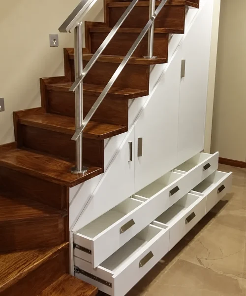 Armario bajo escalera a medida con cajones blancos