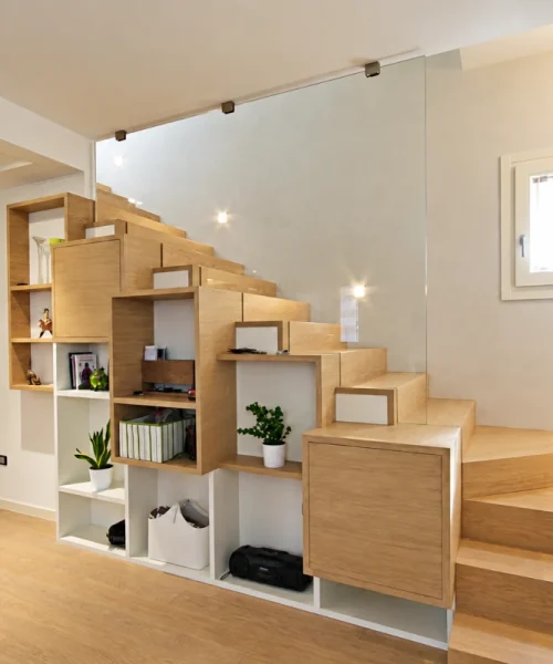 Mueble a medida integrado en escalera de madera