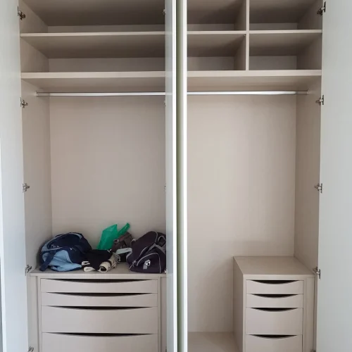 Armarios de madera a medida con estantes ajustables, ElaboMón.