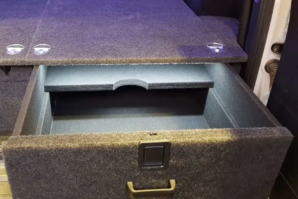 Cajonera 4x4 de madera en vehículo