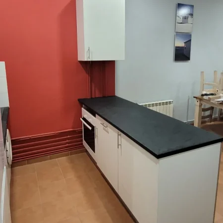 Cocina de madera en tonos blanco y negro | ElaboMón