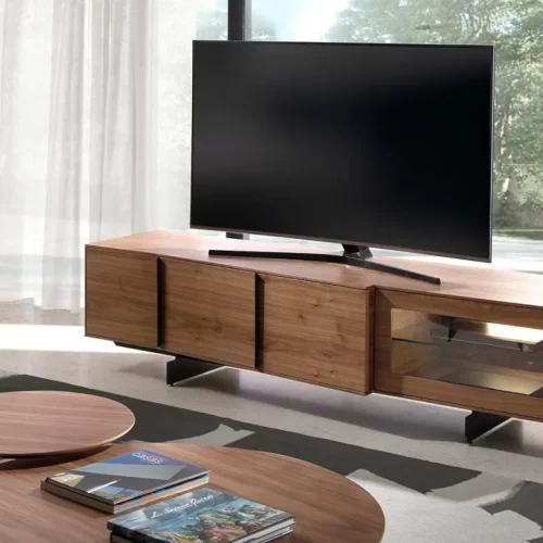 Salón con mueble de TV en color nogal a medida