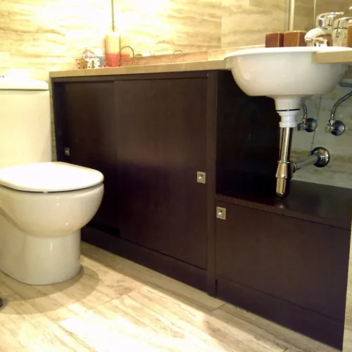 Baño moderno con mueble de madera a medida