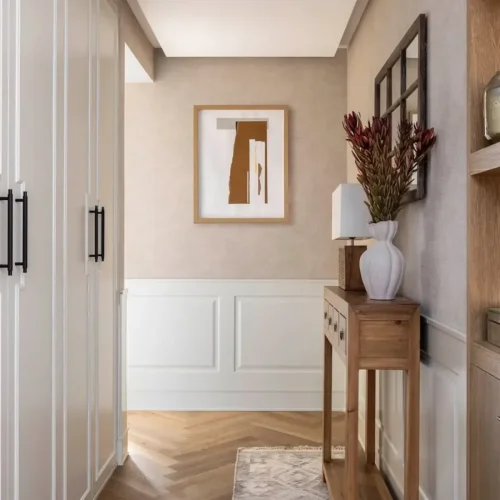 Pasillo estrecho con mueble de madera a medida