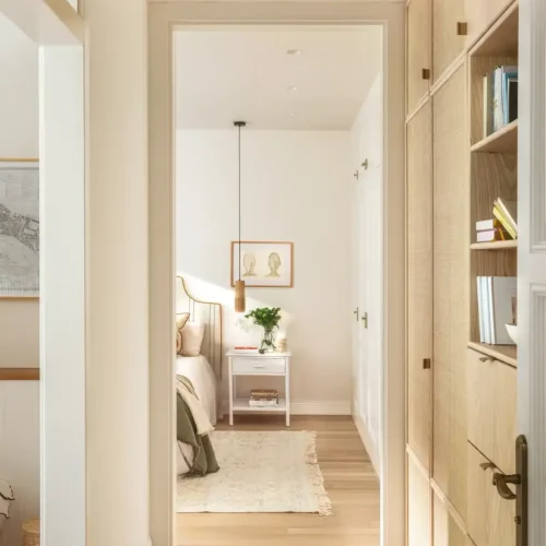 Pasillo estrecho decorado en madera clara