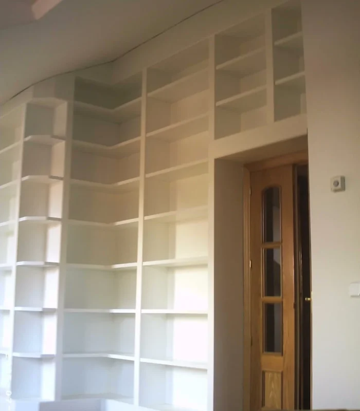 Librería de madera blanca a medida en despacho