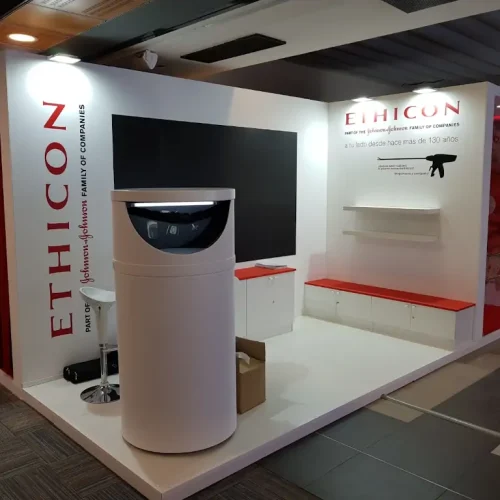 Montaje de exposición con diseño de carpintería a medida realizado por Elabomón