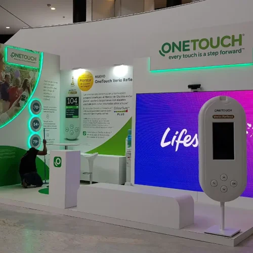 Exposición de productos con montaje de madera realizado por Elabomón