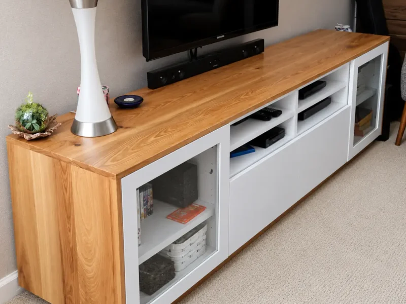 Mueble a medida en madera con puertas y estantes