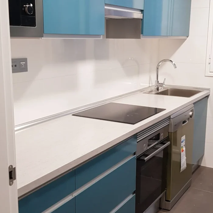 Cocina moderna con muebles baratos